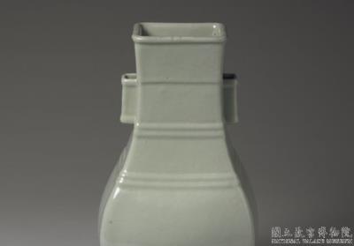 图片[2]-Vase with tubular handles and linear pattern in green glaze, Qing dynasty, Yongzheng reign (1723-1735)-China Archive